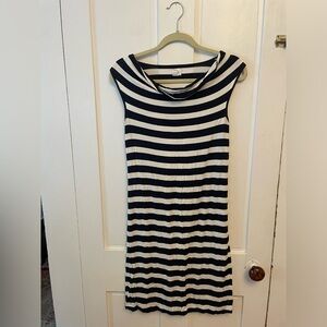 Sleeveless boat scoop neck maternity dress